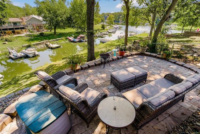 621 NW North Shore Drive, Lake Waukomis, MO 64151