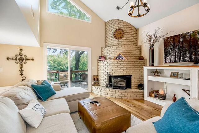 621 NW North Shore Drive, Lake Waukomis, MO 64151