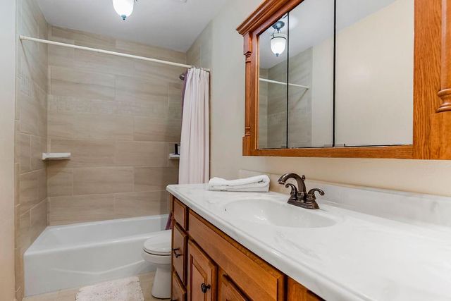 621 NW North Shore Drive, Lake Waukomis, MO 64151