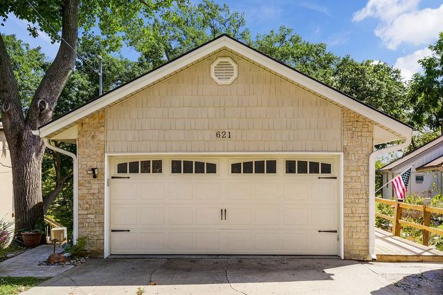 621 NW North Shore Drive, Lake Waukomis, MO 64151