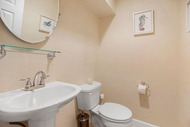 621 NW North Shore Drive, Lake Waukomis, MO 64151