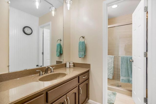 621 NW North Shore Drive, Lake Waukomis, MO 64151