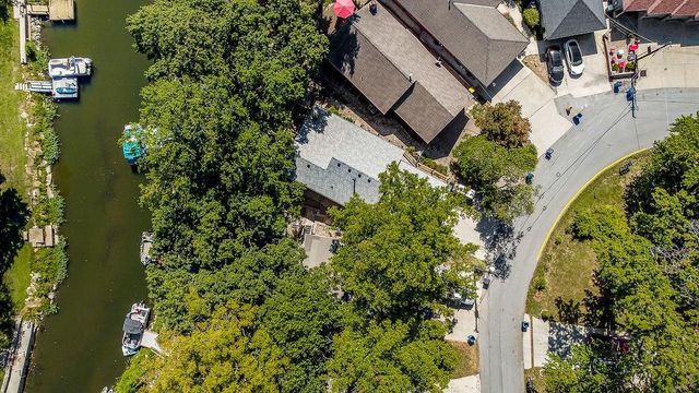 621 NW North Shore Drive, Lake Waukomis, MO 64151