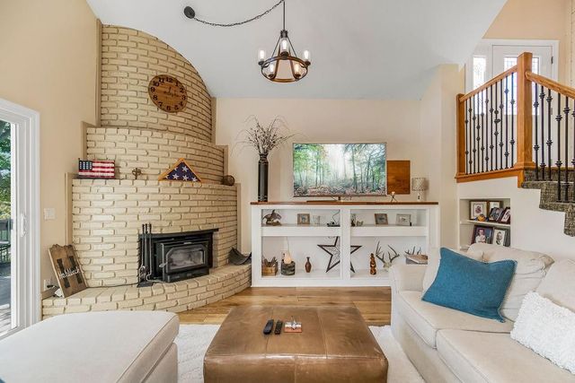 621 NW North Shore Drive, Lake Waukomis, MO 64151