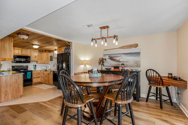 621 NW North Shore Drive, Lake Waukomis, MO 64151