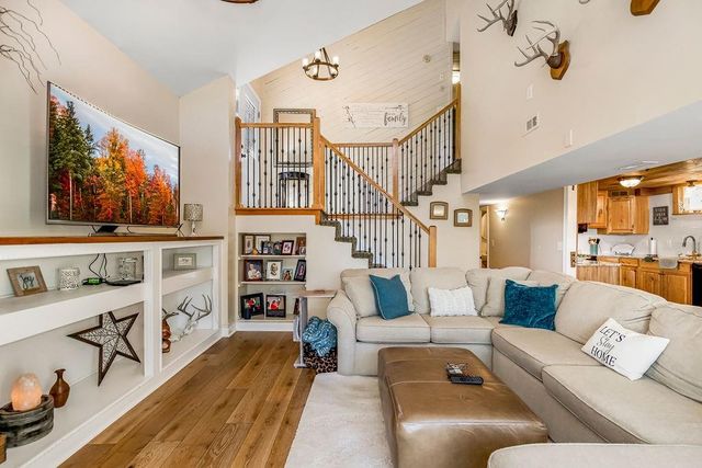 621 NW North Shore Drive, Lake Waukomis, MO 64151