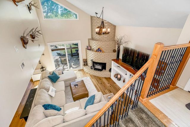 621 NW North Shore Drive, Lake Waukomis, MO 64151