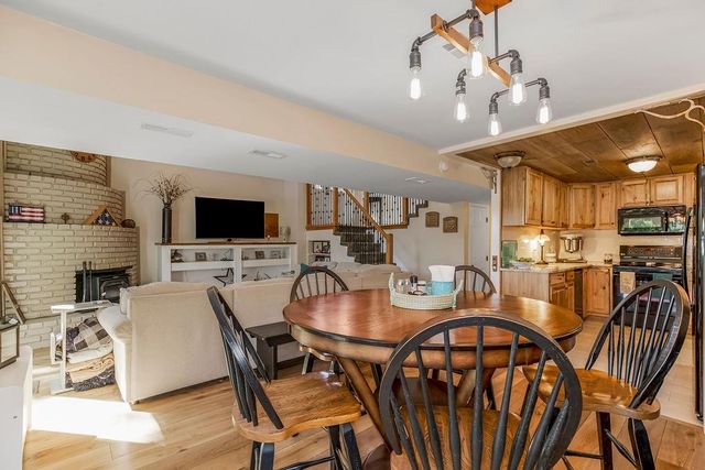 621 NW North Shore Drive, Lake Waukomis, MO 64151