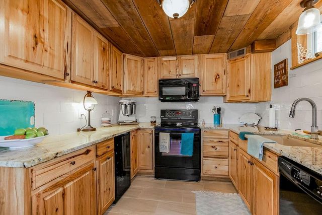 621 NW North Shore Drive, Lake Waukomis, MO 64151