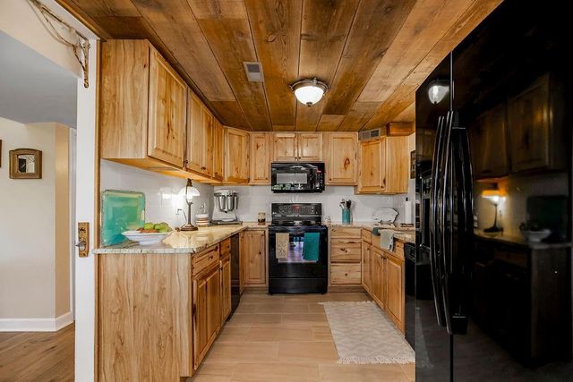 621 NW North Shore Drive, Lake Waukomis, MO 64151