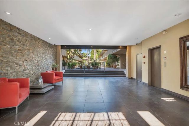 970 Palm Avenue 200, West Hollywood, CA 90069