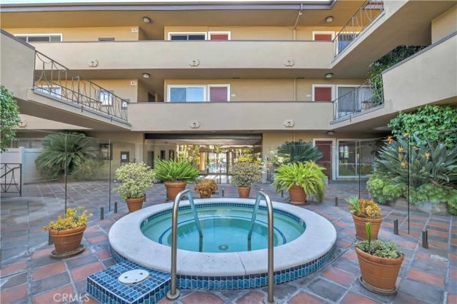 970 Palm Avenue 200, West Hollywood, CA 90069
