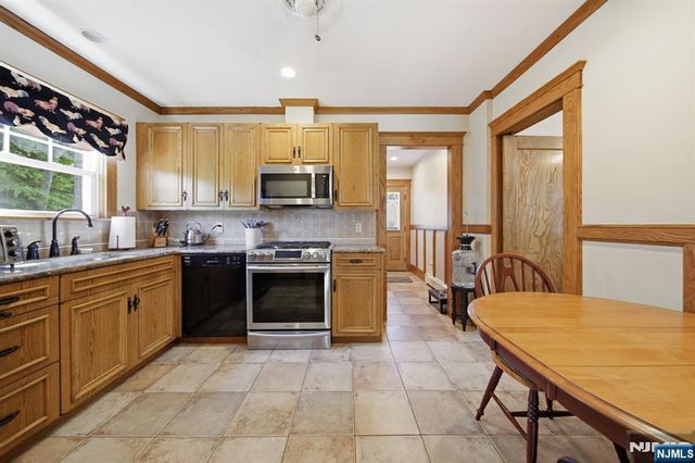 374 Diamond Bridge Avenue, Hawthorne, NJ 07506