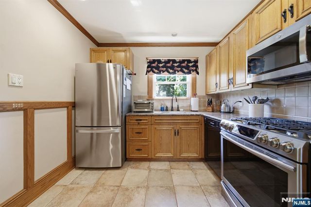 374 Diamond Bridge Avenue, Hawthorne, NJ 07506