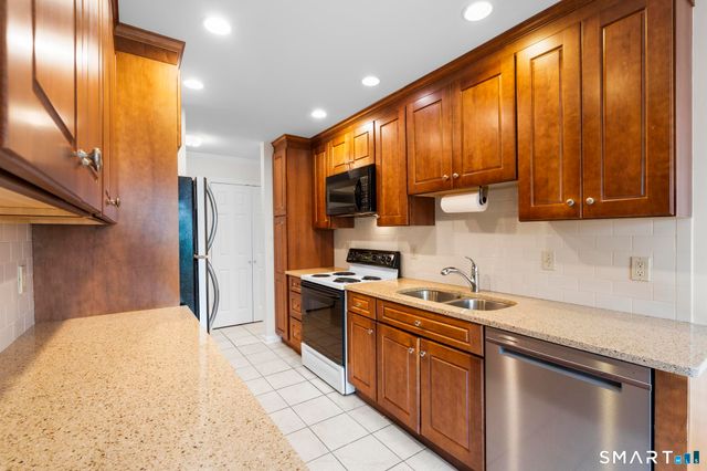 132 Southport Woods Drive 132, Fairfield, CT 06890