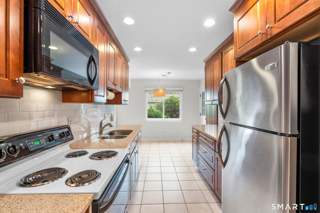 132 Southport Woods Drive 132, Fairfield, CT 06890