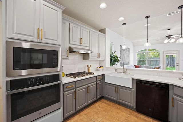 401 Wiltshire DR, Hutto, TX 78634