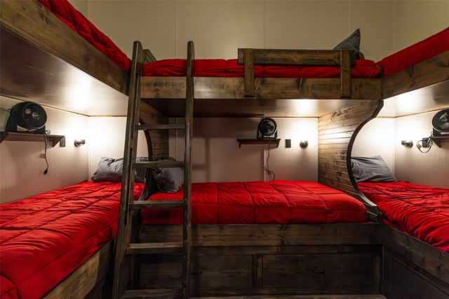 1323 An County Road 153, Palestine, TX 75801