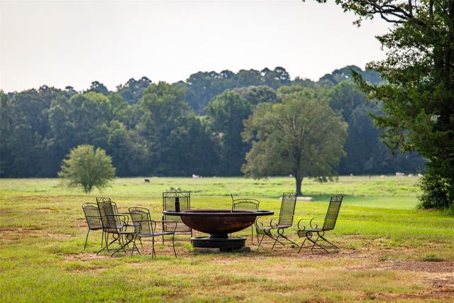 1323 An County Road 153, Palestine, TX 75801