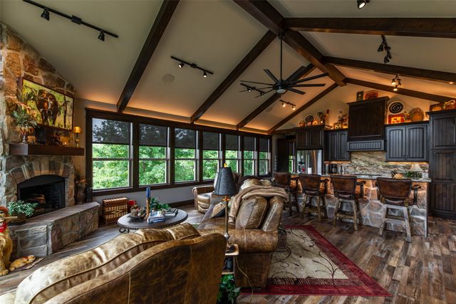 1323 An County Road 153, Palestine, TX 75801