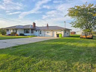 1695 E Almeda Beach Road, Pinconning, MI 48650