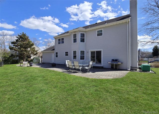 5 Dorothy Lane, Holbrook, NY 11741