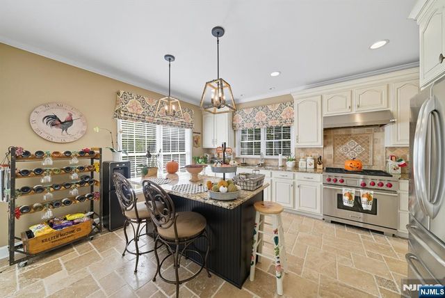 2 Rock Ledge, Oakland, NJ 07436