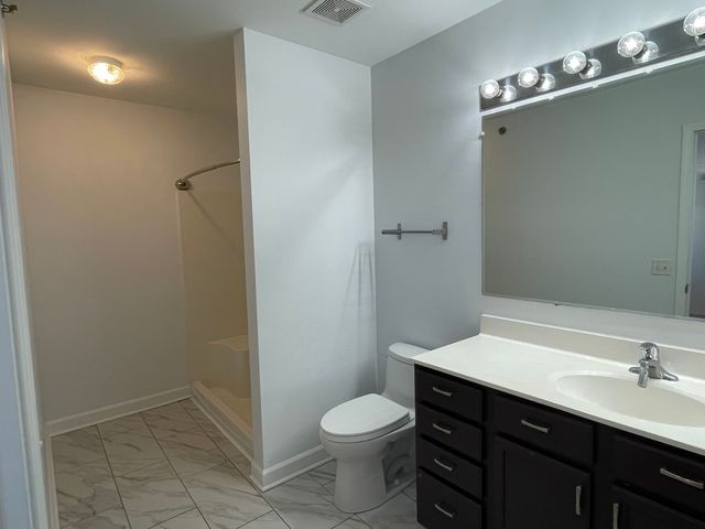 881 N Swift Road 308, Addison, IL 60101