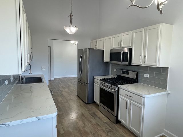 881 N Swift Road 308, Addison, IL 60101