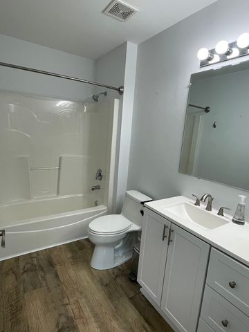 881 N Swift Road 308, Addison, IL 60101