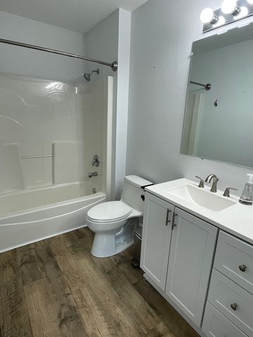 881 N Swift Road 308, Addison, IL 60101