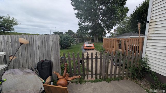 26828 Waldorf Street, Roseville, MI 48066