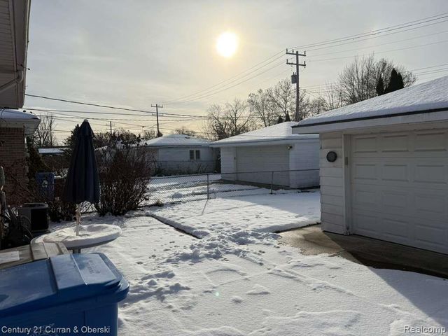 6523 N Vernon Street, Dearborn Heights, MI 48127