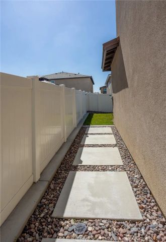 2467 Gunner Ridge Way, Rialto, CA 92377