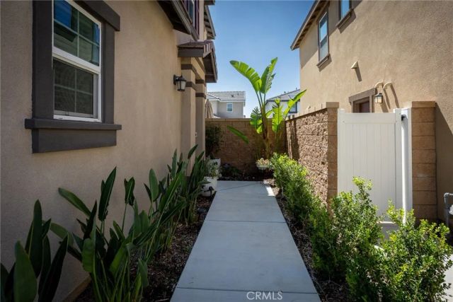 2467 Gunner Ridge Way, Rialto, CA 92377