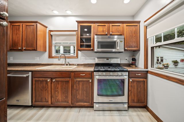 2421 14th Avenue, Moline, IL 61265