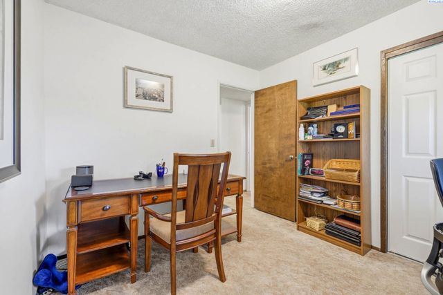 322 E 36th Place, Kennewick, WA 99337