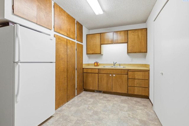 322 E 36th Place, Kennewick, WA 99337