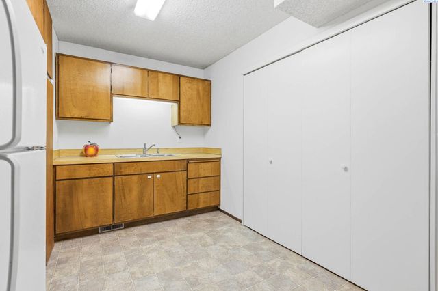 322 E 36th Place, Kennewick, WA 99337