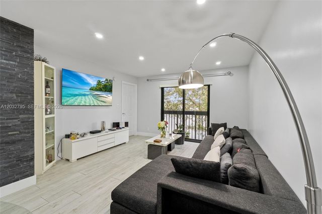 10003 Winding Lake Road 203, Sunrise, FL 33351