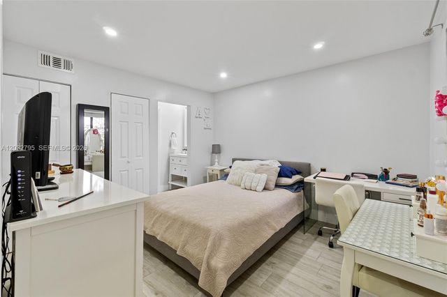 10003 Winding Lake Road 203, Sunrise, FL 33351