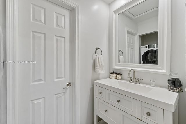 10003 Winding Lake Road 203, Sunrise, FL 33351