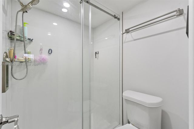 10003 Winding Lake Road 203, Sunrise, FL 33351