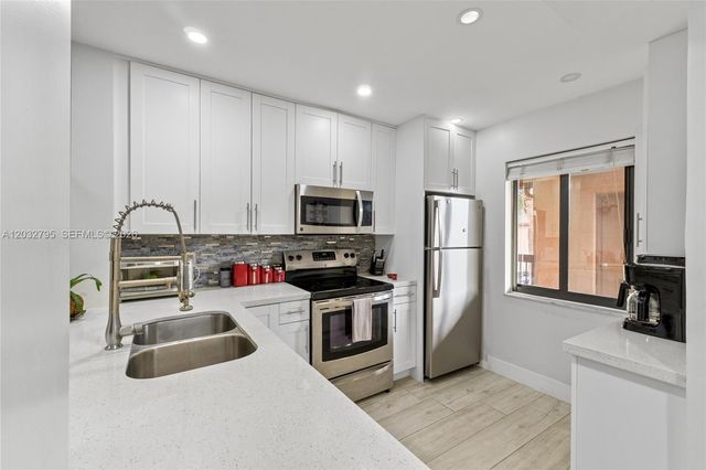10003 Winding Lake Road 203, Sunrise, FL 33351