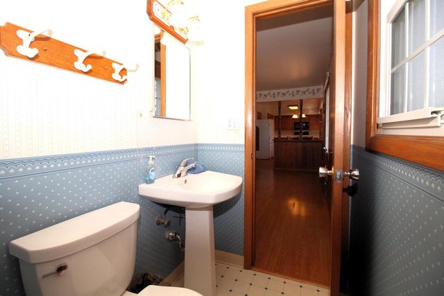 1721 Sylvan WAY, West Bend, WI 53095