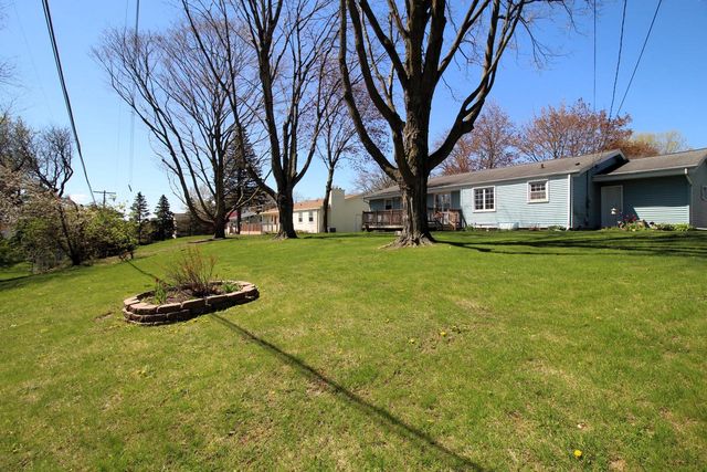 1721 Sylvan WAY, West Bend, WI 53095