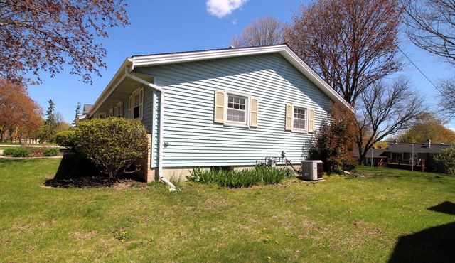 1721 Sylvan WAY, West Bend, WI 53095
