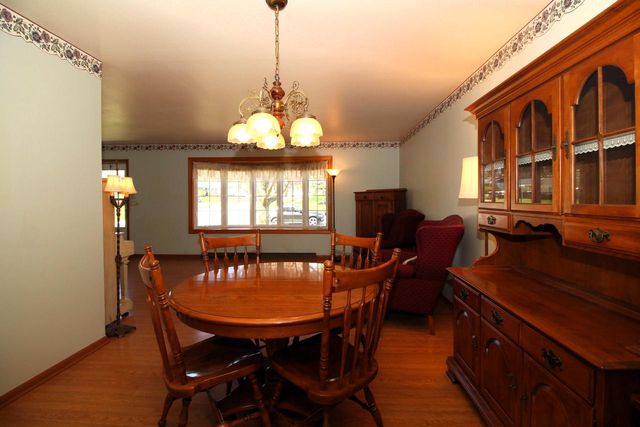 1721 Sylvan WAY, West Bend, WI 53095