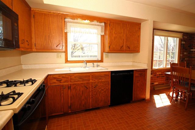 1721 Sylvan WAY, West Bend, WI 53095