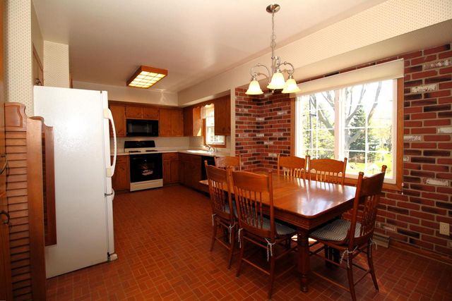 1721 Sylvan WAY, West Bend, WI 53095